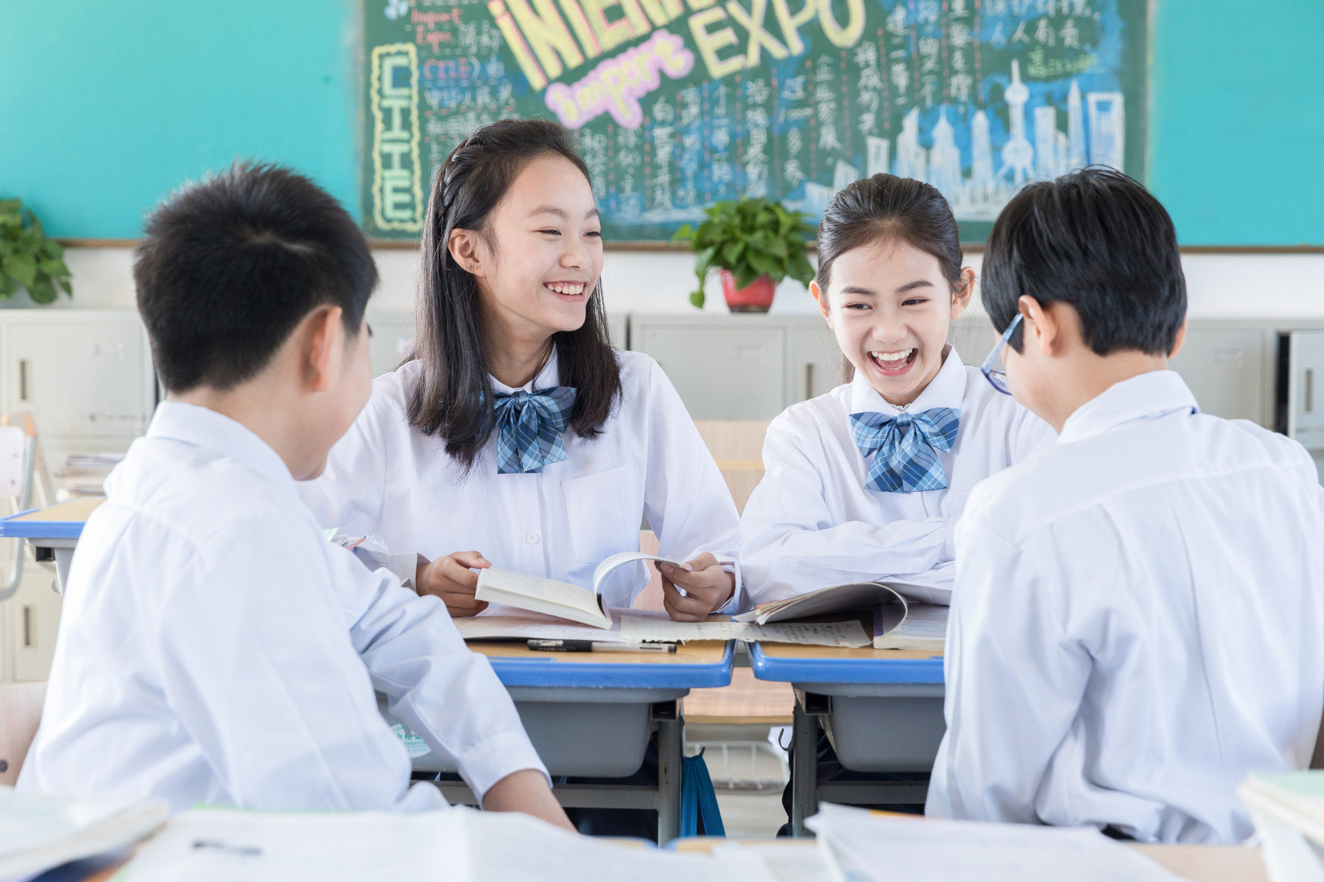 摄图网_501129950_banner_学生课间交流形象(企业商用).jpg 摄图网_501129950_banner_学生课间交流形象(企业商用).jpg